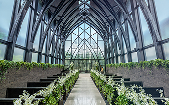 結婚式場内をご案内します。